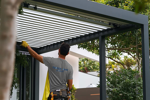 technicien en train de réparer une pergola